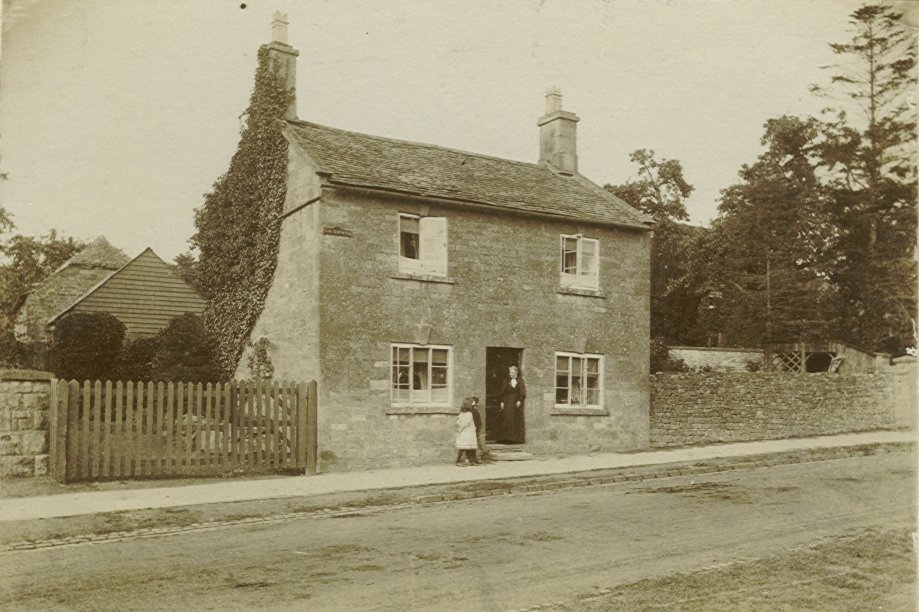 La Quinta, Frederick's home in Broadway in 1906. His wife Rebecca is in the doorway with grandchildren Ralph and Dolly EDWARDS.